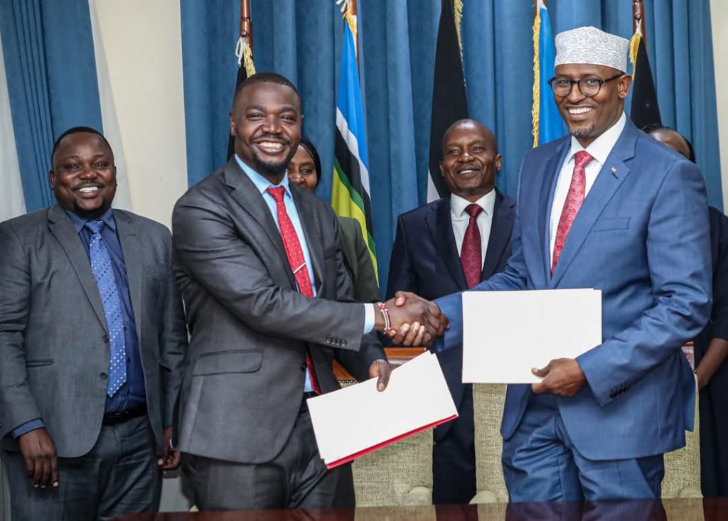 KMPDU Secretary General Davji Atellah (left) shakes hands with Council of Governors chair Ahmed Abdullahi. PHOTO/@KindikiKithure/X