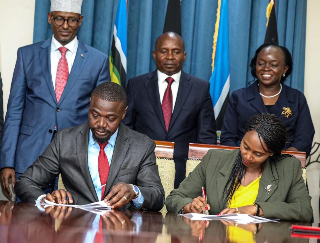 KMPDU Secretary General Davji Atellah(left) signs an agreement to end the planned doctors' strike alongside Health PS Mary Muthoni on December 19, 2024. PHOTO/@Davji/X